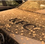 un coche rebozado y las letras KFC pintadas con el dedo, os regalamos dos tiras de pollo con el rebozado de verdad