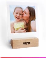 Stuur gratis twee foto’s op met trendy houten standaard!