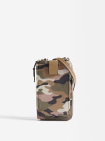 Bolso para móvil con estampado de camuflaje por 4,99€.