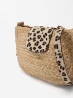 Bolso de paja con bandolera de piel por 7,99€.