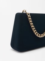 Bolso Clutch de fiesta con asa de cadena por 15,99€.