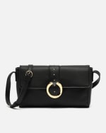 Bolso bandolera pequeño con solapa y detalles metálicos por 9€