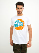 Polera Spalding con estampado frontal para hombre por $4.990