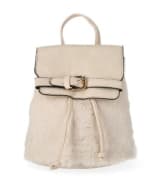 Mochila de pelo y solapa en beige por 7€.