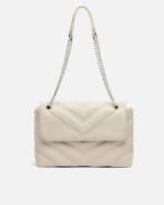 Bolso de hombro acolchado con doble asa regulable por 8,70€.