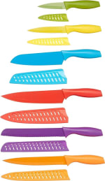 6 Cuchillos de Colores con Protectores Amazon Basics por $269 en Amazon