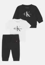 Calvin Klein Jeans Baby Set voor €46,71 dmv code bij Zalando