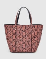 Bolso reversible en rosa con grabado de serpiente por 11.95€