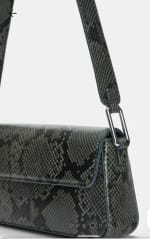 Bolso de hombro con solapa por 3,99€.