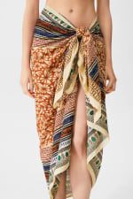 Pareo estampado por 1,99€ en Pull&Bear