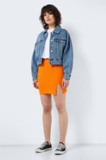 Falda Corta con cintura elástica y estructura pegada Noisy May por 5.99€