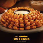 Compre um prato principal ou aperitivo no Outback e ganhe uma Bloomin’ Onion.