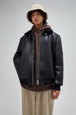 Cazadora aviador cuello borreguillo por solo 36,79€ en Pull and Bear