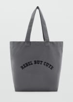 Bolso tote estampado por 17,99€.