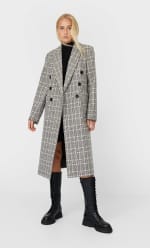 Abrigo largo de cuadro por 41,99€ en Stradivarius