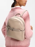 Mochila básica beige por 9,99€.