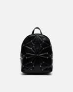 Mochila pequeña acolchada con detalles metálicos por 15€.