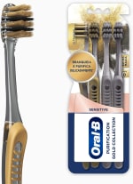 Kit com 4 Escovas de dente da Oral-B, modelo Purification Gold Collection - R$ 29,99