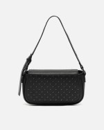 Bolso de hombro pequeño con detalles metálicos por 15€.