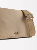 Bolso Bandolera de nylon por 12,99€.