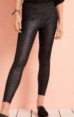 Pantalón Calza Con Cierres Y Tela Con Brillos por $8.990