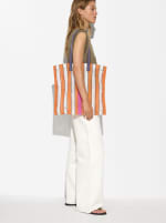 Bolso shopper grande de rejilla a rayas. por 5,99€