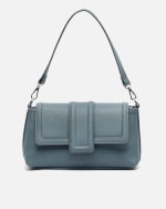 Bolso de hombro con solapa y tira bandolera por 13,50€.