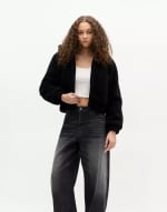 Chaqueta cropped capucha borreguillo color negro por 19,99€