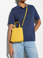 Bolso Tote de charol por 9,99€.
