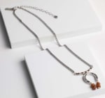 Collar Humana naranjo de herradura por $3.290