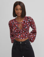 Blusa cropped flores de Bershka por solo 3,99€