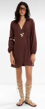 Vestido cruzado mezcla de lino por 12.99€.