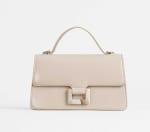 Bolso de mano detalles carey por 12,99€.