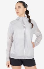 Chaqueta cortavientos de montaña y trekking ligera Mujer Quechua MH900 por 17.99€