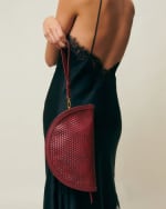 Bolso de fiesta en media luna trenzado con asa bandolera extraíble color rojo por 9€