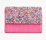 Bolso Clutch rafia con pedrería por 9.99€.