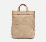 Mochila trenzada beige por 15€.