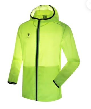 Kelme Chubasquero amarillo por 15.60€.