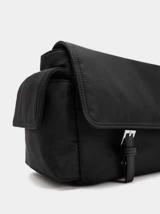 Parfois Bolso Bandolera de nylon con solapa por 9.99€.