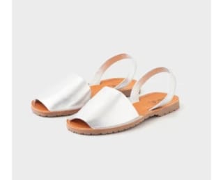 Sandalias menorquinas de piel de mujer TEX por 15.99€.