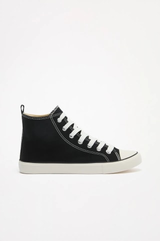 Zapatilla botín negro por solo 2.99€ en Lefties
