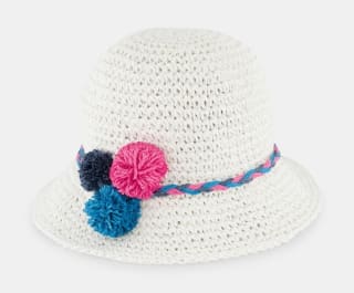 Sombrero de niña trenzado con pompón por 3.89€.