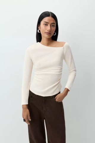 Camiseta Lefties cuello asimétrico manga larga por 3.99€