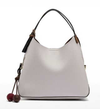 Bolso de mano con colgante por 17.99€.