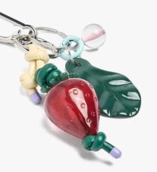 Parfois Llavero con charm y abalorio de fresa por 7.99€.