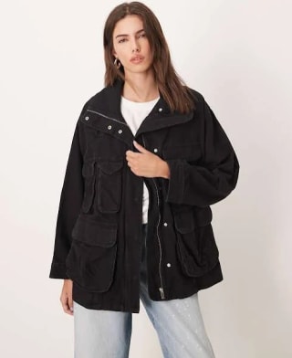 Mango chaqueta larga negra bolsillos por 23.62€.