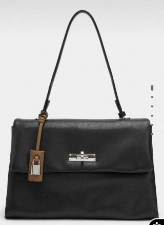 Bolso de mano con solapa y bandolera por 15.99€.