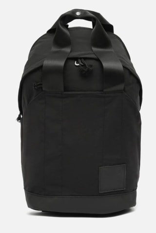 Mochila en nylon con bolsillo para portátil 14" por 15€.