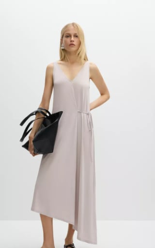 Vestido midi de tirante ancho y escote en pico por 7.99€