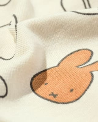 Nijntje babypyjama beige voor €3 bij HEMA
